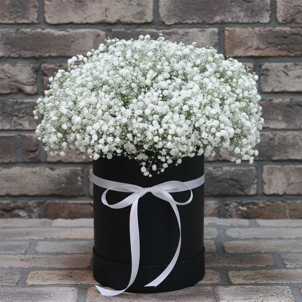 Цветочная композиция из Гипсофила в шляпной коробке в Дубинино