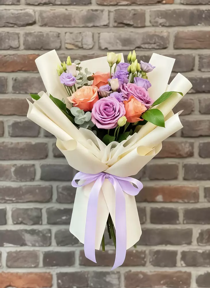 Букет цветов из: Лизиантусы и Розы в Дубинино