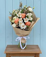 Букет цветов из:  Альстромерии, Лизиантусы, Розы и Хризантемы в Дубинино