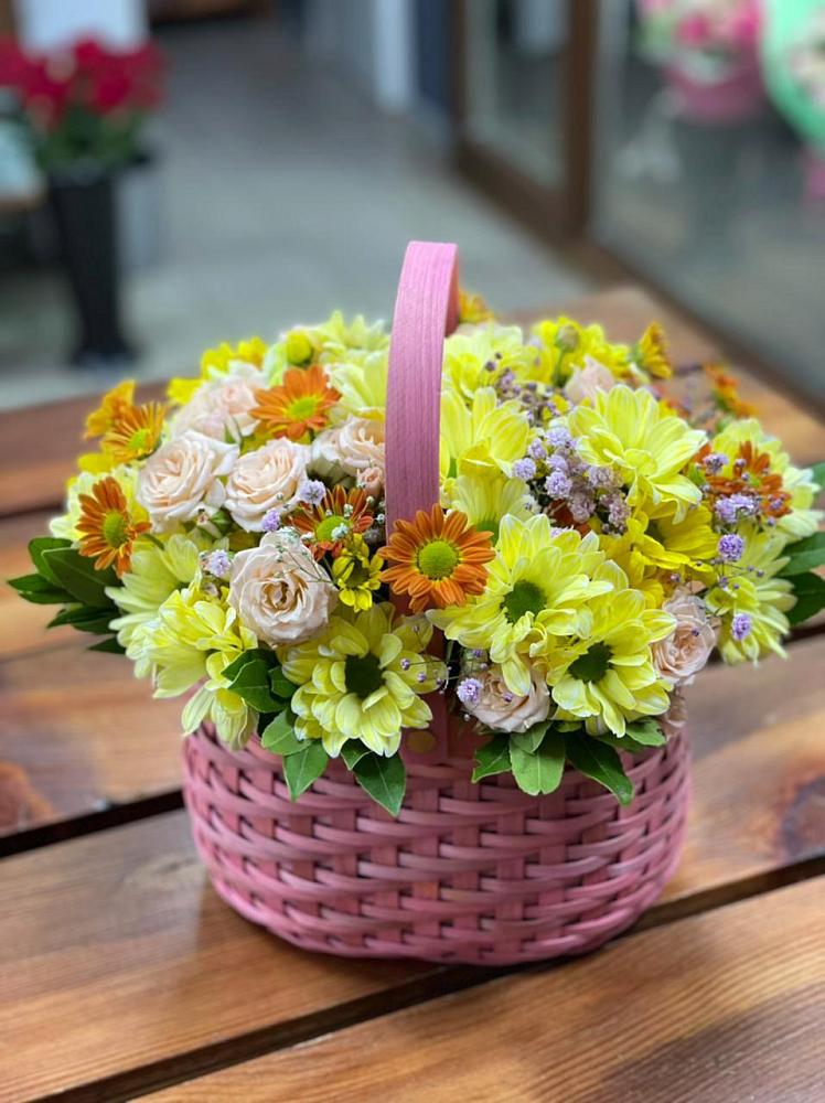 Цветочная композиция из Хризантемы и Розы в корзине в Дубинино