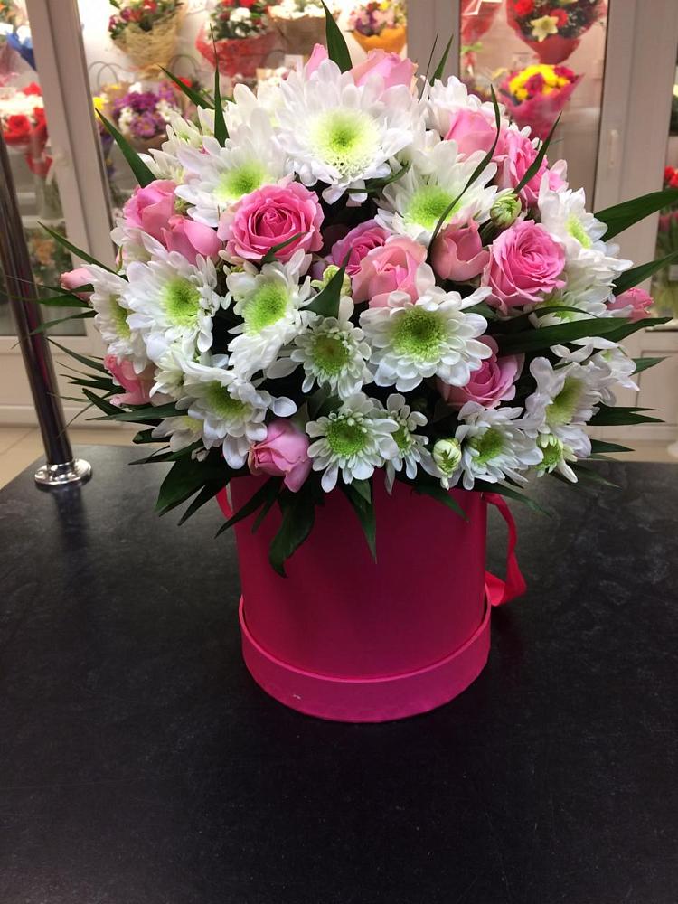 Цветочная композиция из Розы и Хризантемы в шляпной коробке в Дубинино