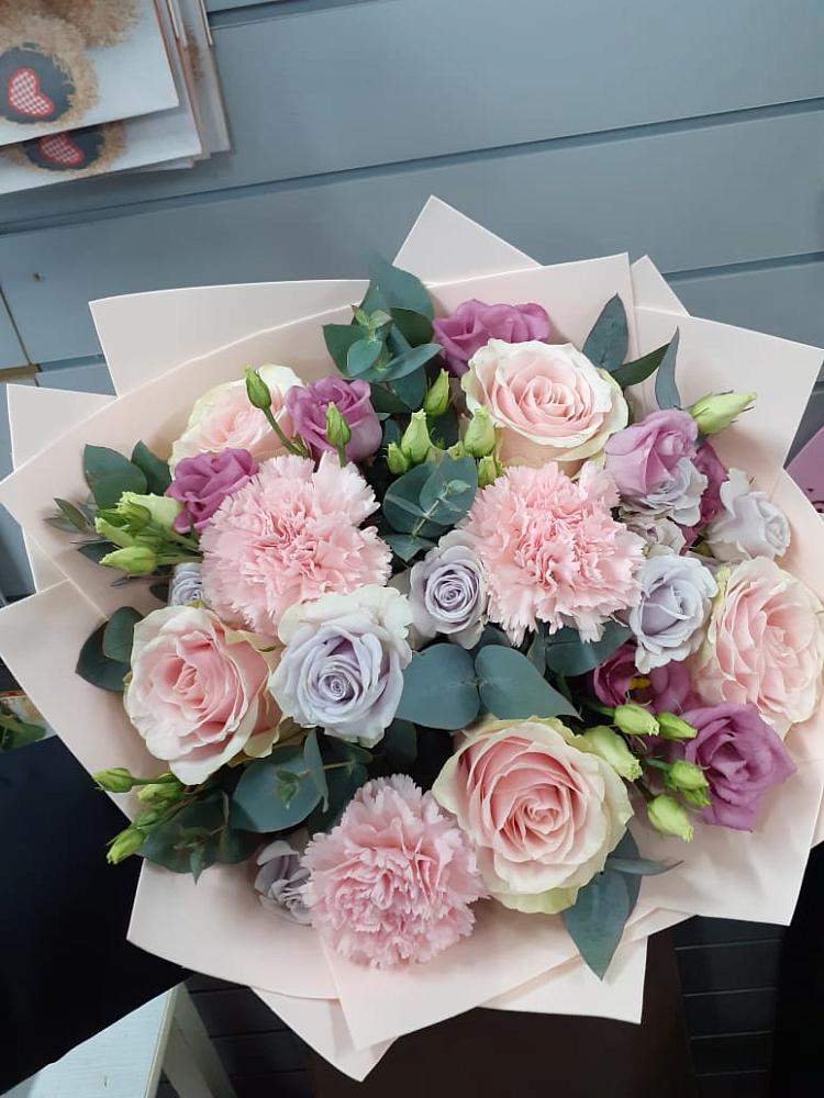 Букет цветов из: Розы, Гвоздики и Лизиантусы в Дубинино